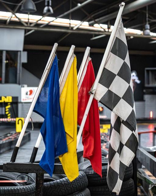 Go Kart In-7 karten Dordrecht vlag bij de start